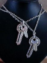Halskette mit Schlüssel und Strasssteinen